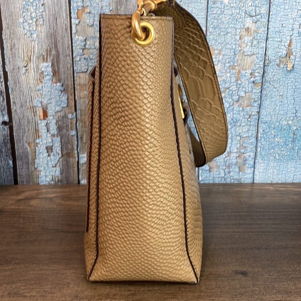 Dooney & Bourke Brynn tote.​​ - Picture 3 of 15